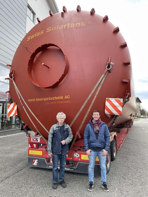 Imposanter Meilenstein zum 50-Jahr-Firmenjubiläum: Solar- und Speicher-Pionier Josef Jenni und Sohn Josef Timoteo Jenni vor dem Rekord-Speicher mit 320 m3 Nutzinhalt.